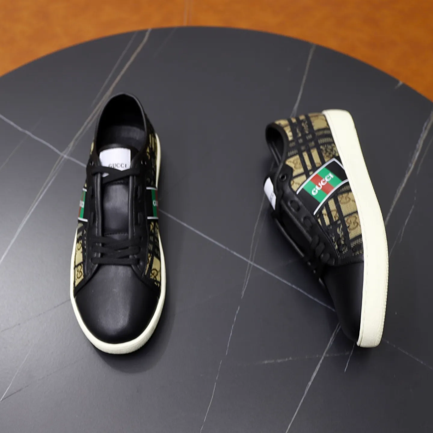 Ex-factory price: 400💰🙅‍♂️🙅‍♂️🙅‍♂️ Brand: GUCCI Standard code: 38-44 (45 customized) Grade: Same as the official website Material: Original material splicing Comfortable and breathable lining Lightweight and wear-resistant sports outsole Style category: Men's fashionable casual shoes Running sneakers Distinguished luxury brand elements Top luxury Color: actual picture color